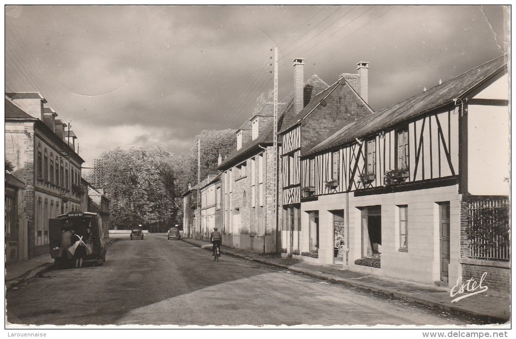 27 - BEAUMESNIL - La Grande Rue - Beaumesnil