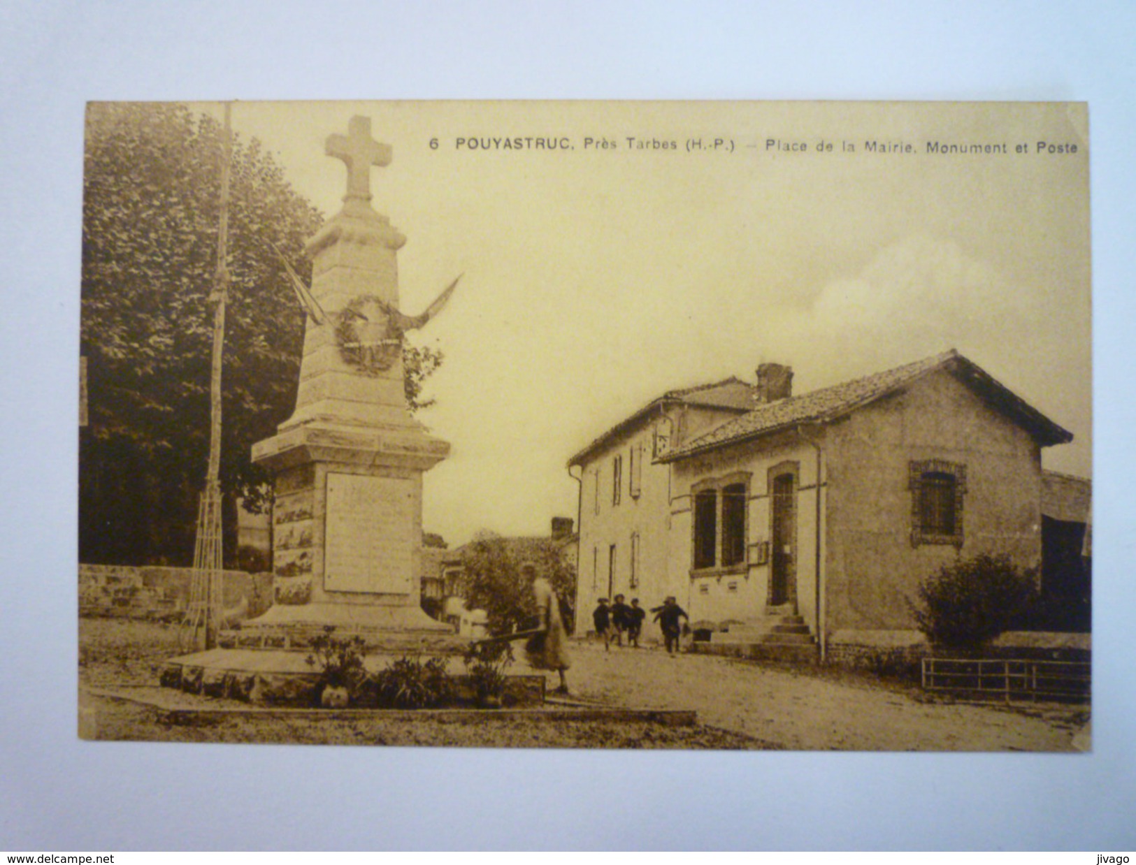 POUYASTRUC  (Hautes-Pyrénées)  :  Place De La MAIRIE. Monument Et POSTE.   - Pouyastruc