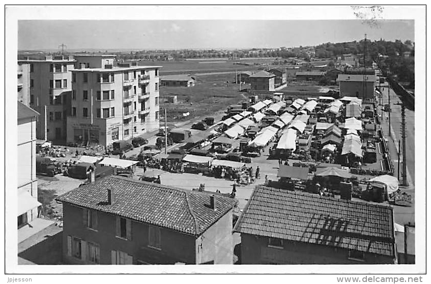 RHONE  69   SAINT PRIEST  LE MARCHE ET LE STADE - Saint Priest