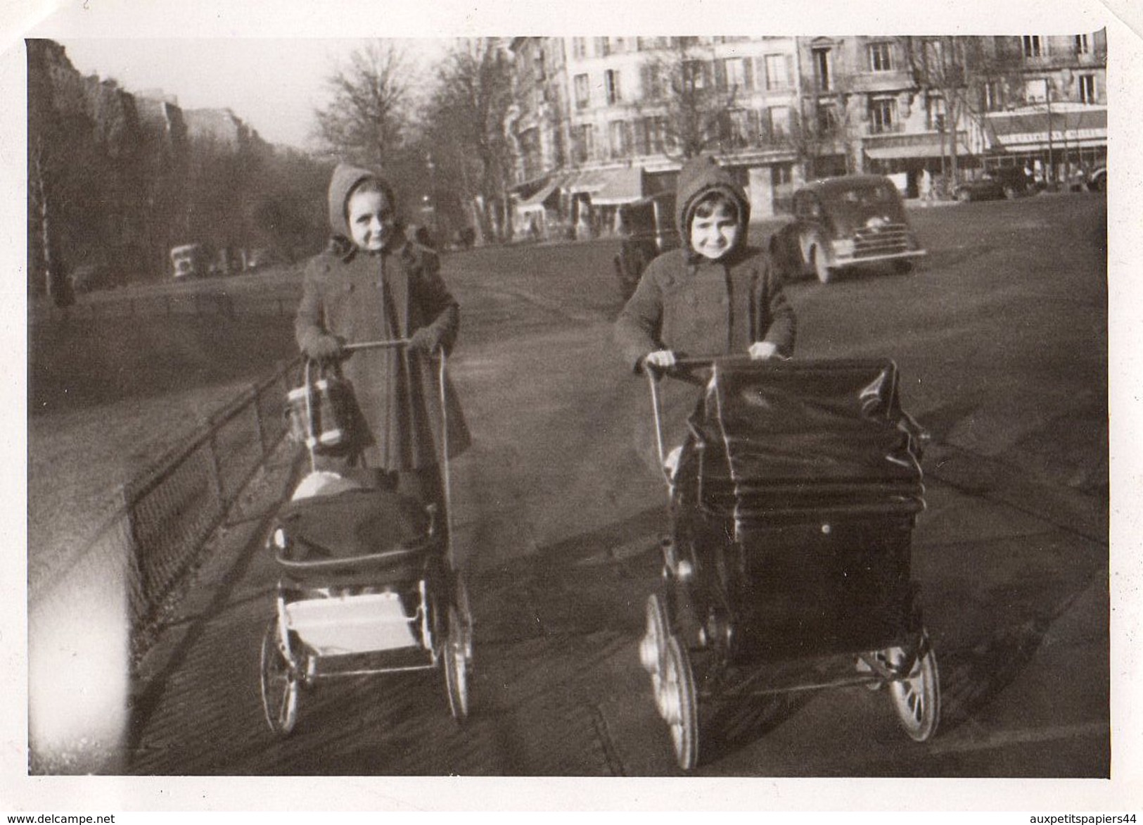 Photo Originale Landau Et Poussette - Jouet Ou Pas Pour Ces Deux Gamines En Ville En 1949 - Personnes Anonymes