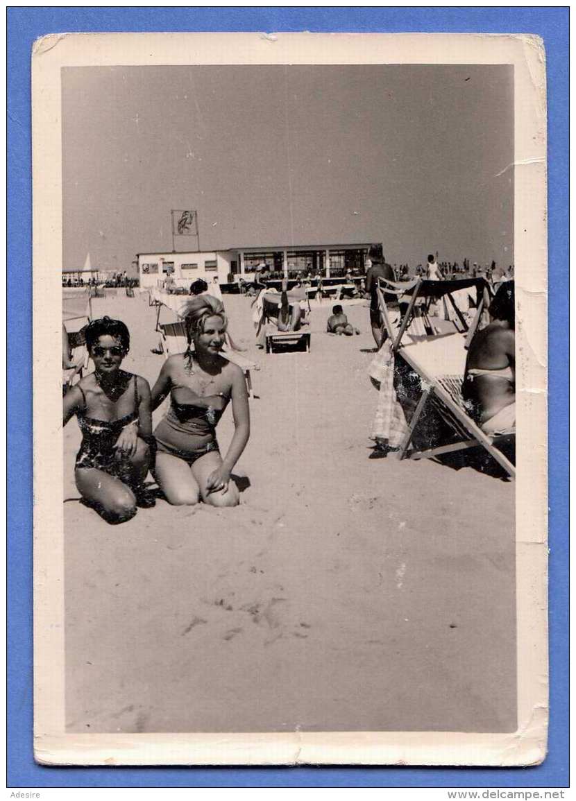 Original Foto 195?, 2 Junge Frauen In Modischen Badeanzug, Format Ca.10,5 X 7,5 Cm, Gebrauchsspuren - Anonyme Personen