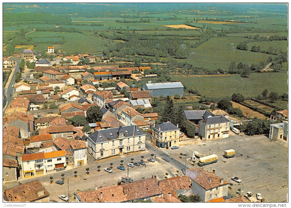 79-SAUZE-VAUSSAIS- LA PLACE DU MARCHE VUE DU CIEL - Sauze Vaussais