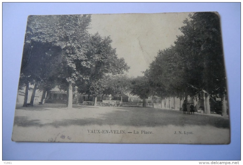 CPA 69 RHONE VAUX EN VELIN. La Place. - Vaux-en-Velin