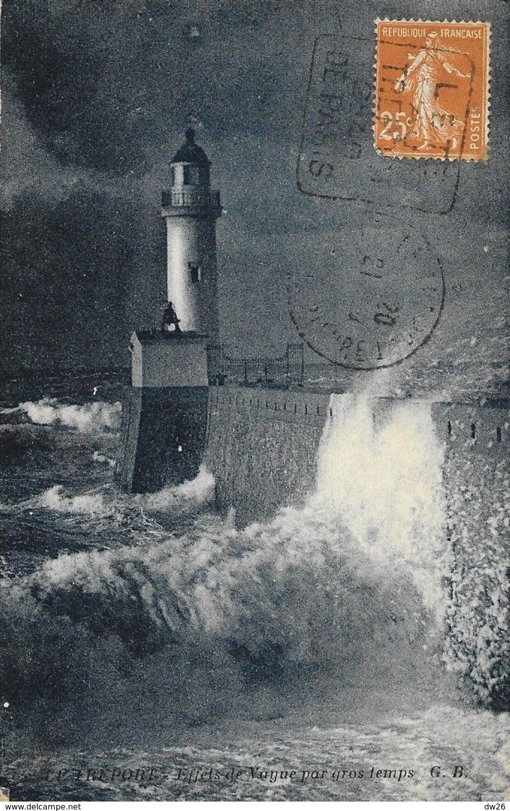 Le Tréport - La Jetée Et Le Phare - Effets De Vague Par Gros Temps - Carte G.B. - Lighthouses