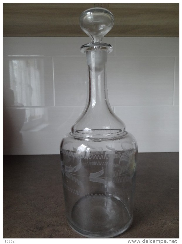 CARAFE EN VERRE AVEC SON BOUCHON DES ANNEES 1930 - Carafes