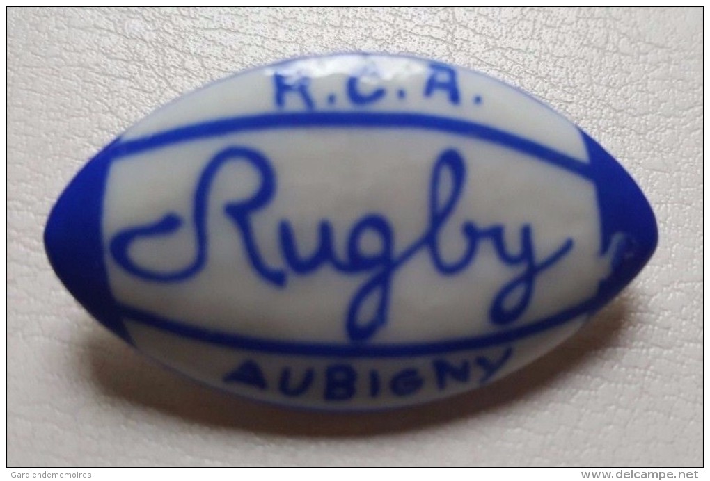 Pins En Porcelaine Signé - Rugby R.C.A. Aubigny - Port Inclus Pour L'Espagne - Rugby