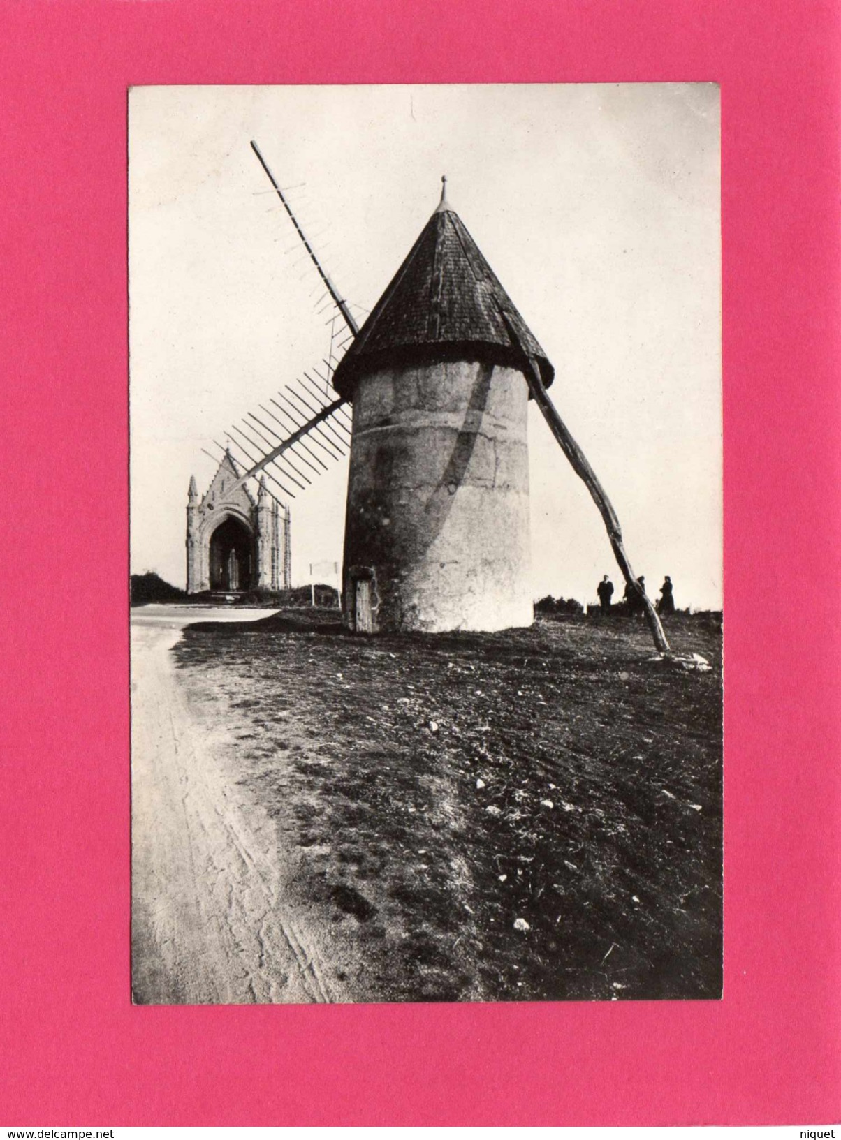 85 VENDEE, LES HERBIERS, Le Mont Des Alouettes, Le Vieux Moulin, La Chapelle Commémorative, Animée, (R. Bergevin) - Les Herbiers