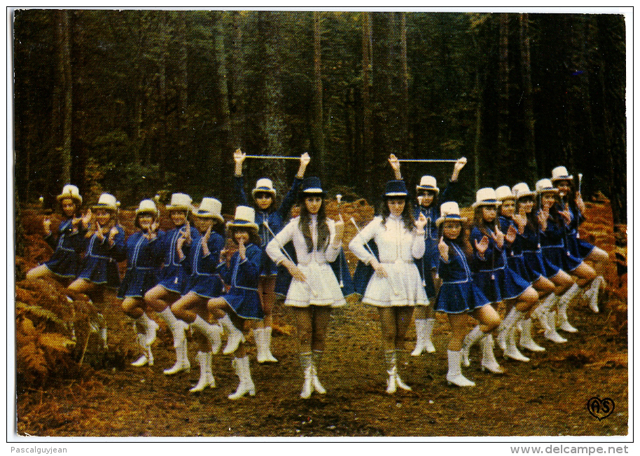 CPM MAJORETTES - LES BATONS FEERIQUES DE L'AVENIR DU VAUDREUIL - Le Vaudreuil