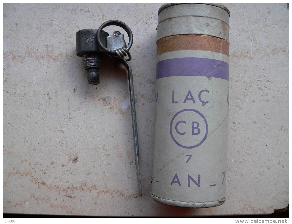 Grenade Francaise Fumigéne /lacrymogéne Allumeur 2,5 Sec Neutralisée - Armes Neutralisées