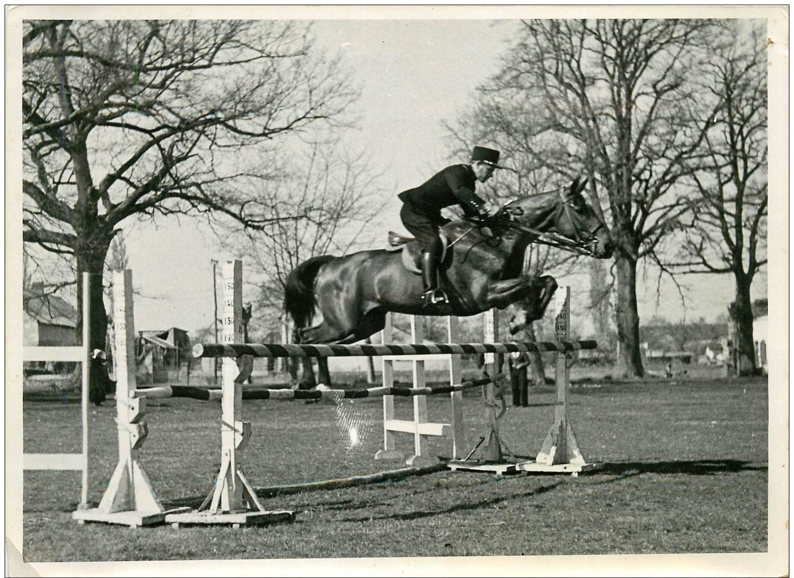 TARBES QUARTIER SOULT ECOLE CAVALERIE DU TRAIN ET DE LA GARDE SAUTS D OBSTACLES 6 PHOTOS DE L ARMEE 1941 18 X 13 Cm - Tarbes