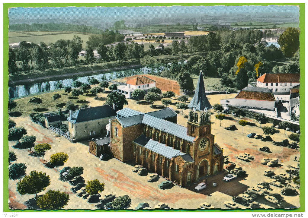 EN AVION AU-DESSUS DE GUEUGNON L'Eglise Simca Ariane Plein Ciel Citroen Traction DS 2CV Simca 1000 Panhard Dyna Z Autos - Gueugnon