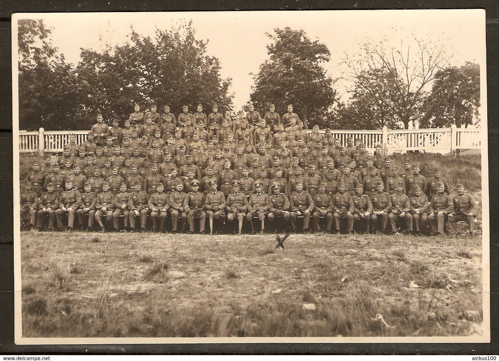 PHOTO ORIGINALE GUERRE CALAIS 1940 GROUPE DE SOLDATS ET OFFICIERS ALLEMANDS - LIRE TEXTE AU DOS - ZOOM 4 Scans  - - Guerre, Militaire