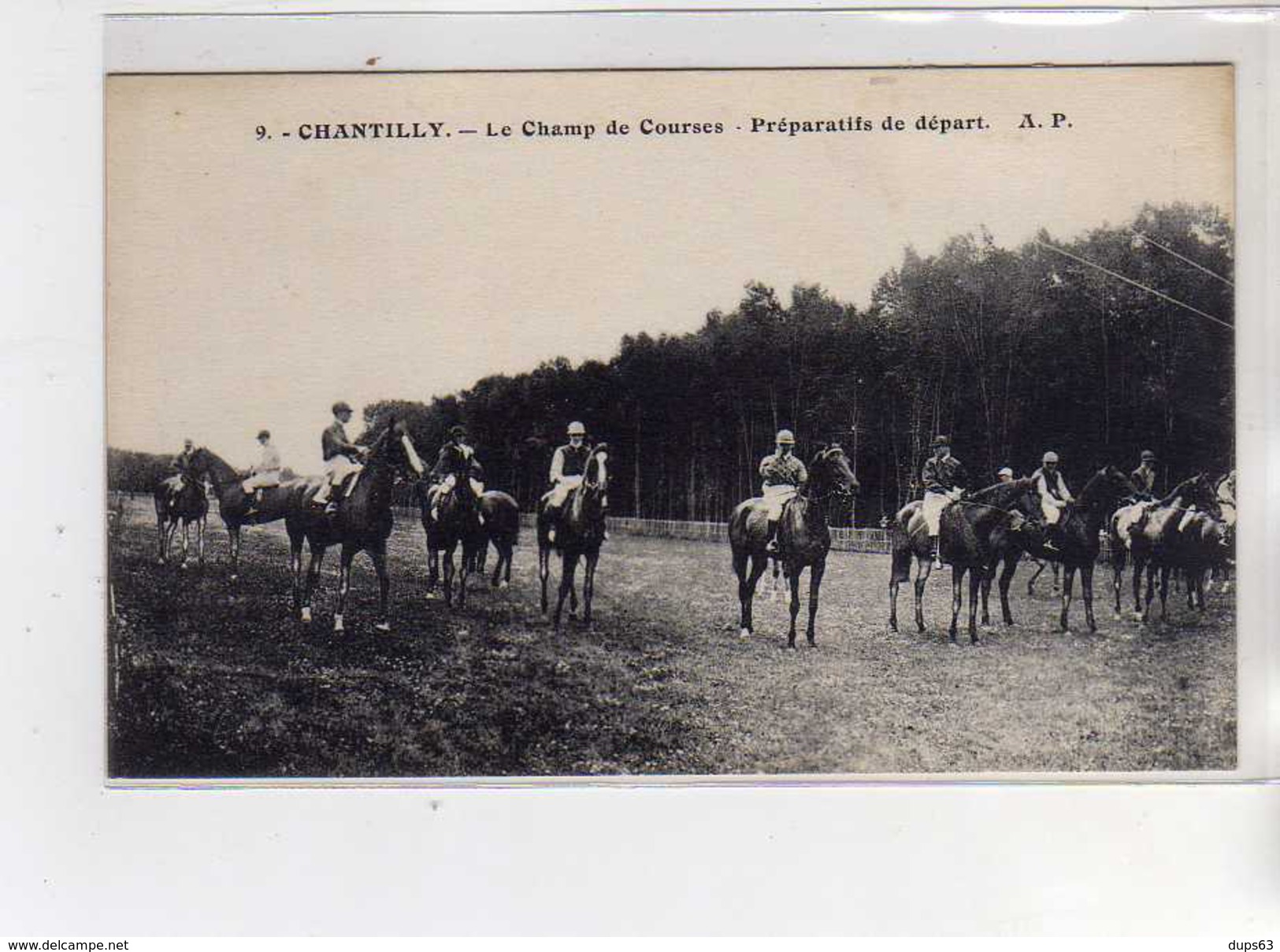 CHANTILLY - Le Champ De Courses - Préparatifs De Départ - Très Bon état - Chantilly