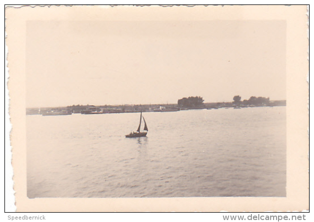 25889 Photo Belgique Anvers ? -bateau Yatch -marin Femme Couple Voilier Port - Daté 1943 - - Bateaux