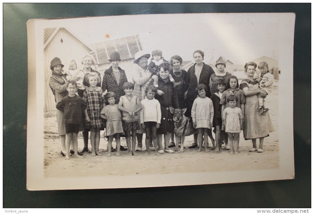 B2 - CARTE PHOTO - GROUPE FEMMES ET ENFANTS SUR LA PLAGE - Photos