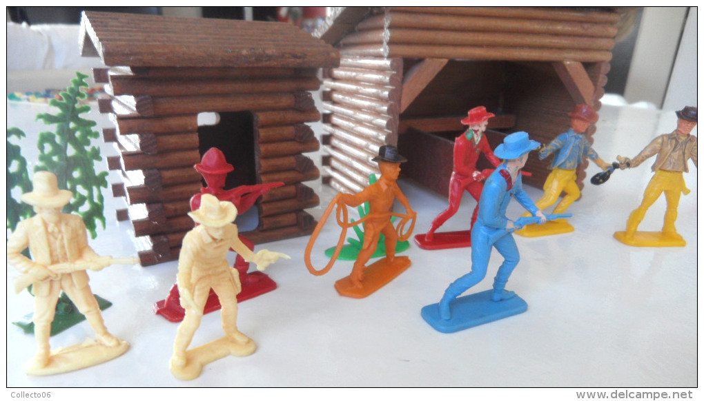 Lot 8 Personnages De Cow-boys Matière Plastique Et Beau Décor En Bois Années 70 - Autres & Non Classés