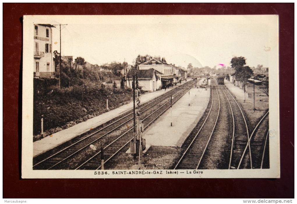 1 CP Saint-André Le- Gaz (Isère) La Gare, Animée, Train - Saint-André-le-Gaz