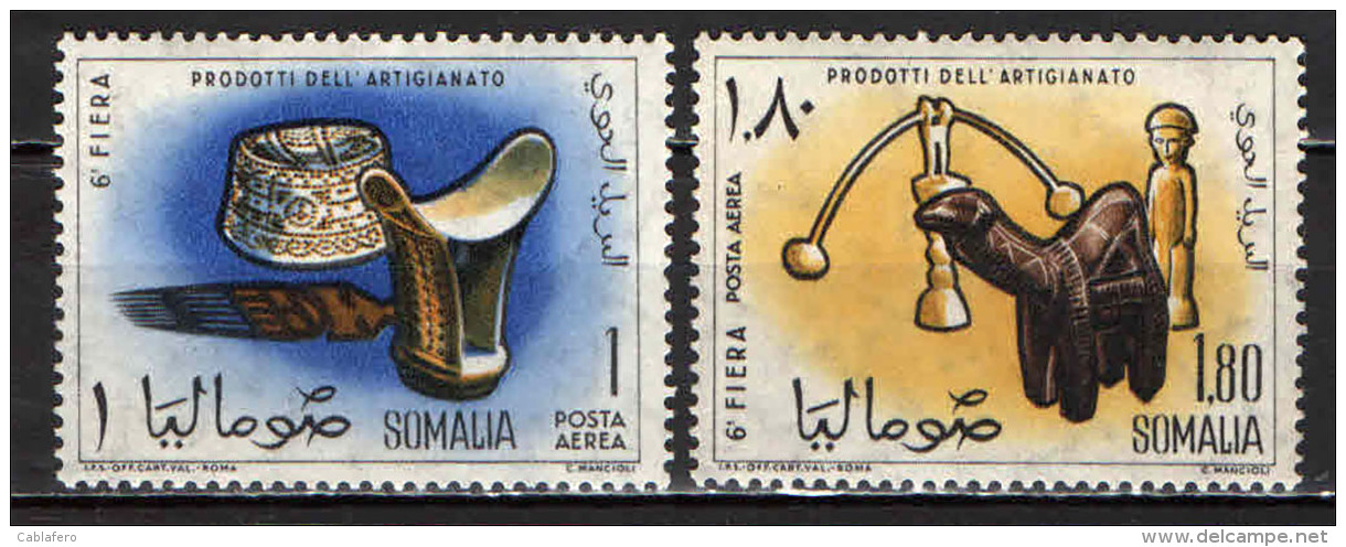 SOMALIA - 1961 - POGGIATESTA IN LEGNO, PETTINE E BERRETTO - FRANCOBOLLO CON PIEGA - NUOVI MNH - Somalia (1960-...)