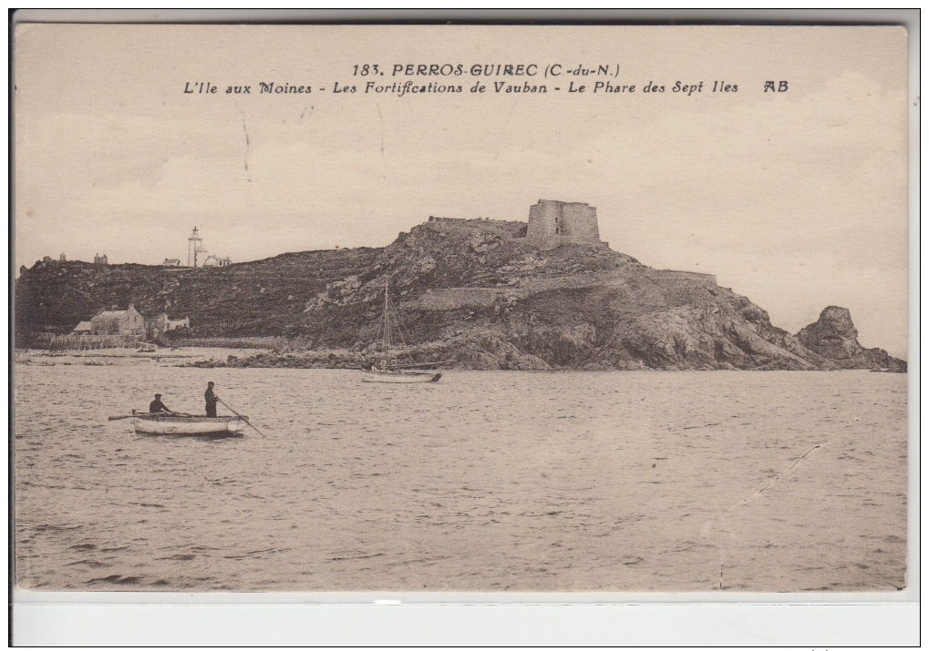 22 - PERROS GUIREC - L'Ile Aux Moines - Les Fortifications De Vauban - Le Phare Des 7 îles - Perros-Guirec