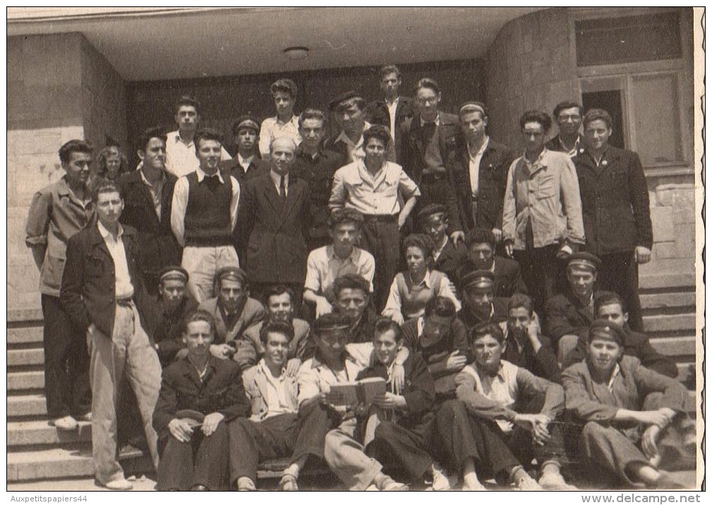 Photo Originale Bulgarie En 1950 - Groupe De Jeunes étudiants Avec Légende Au Dos Des Identités - Personnes Identifiées