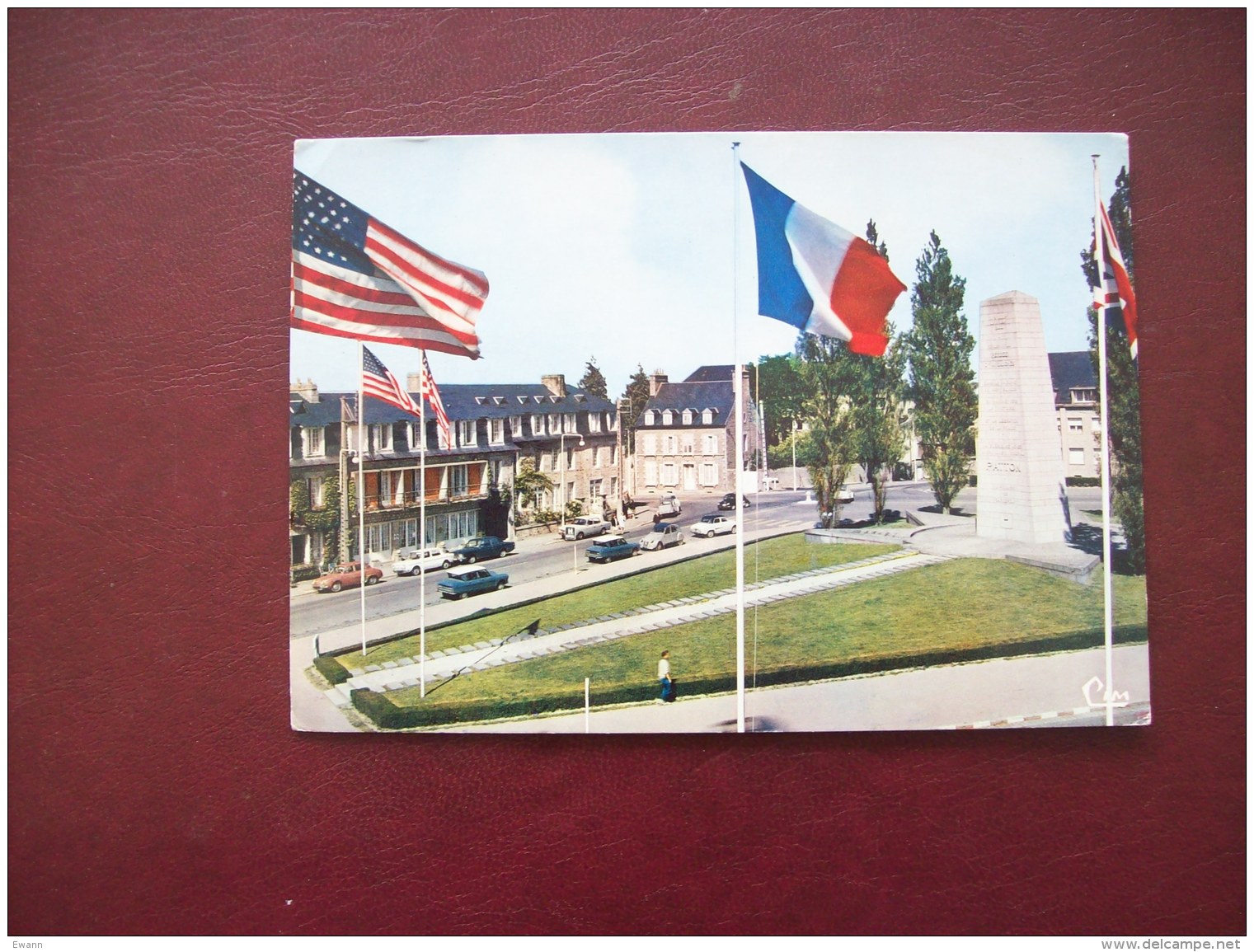 Carte Postale D'Avranches: La Place Patton (drapeau, Vieilles Voitures, 2CV, AMI 6...) - Avranches