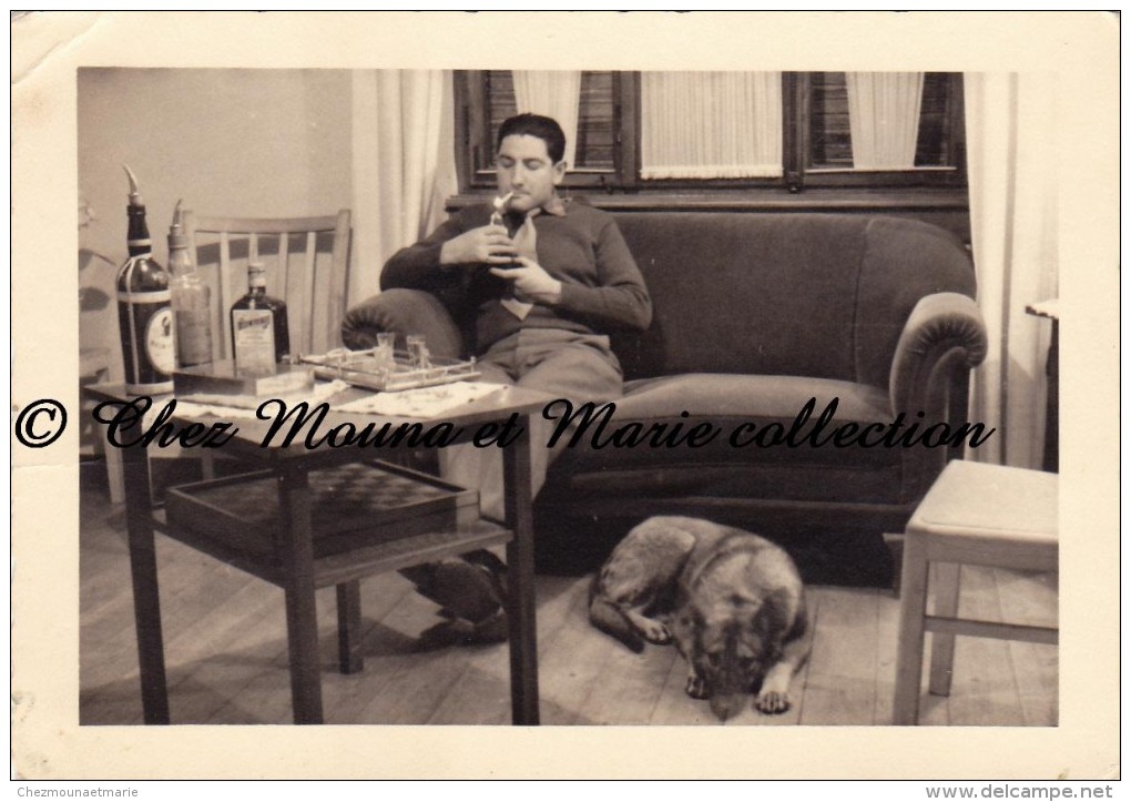 CHIEN TYPE BERGER  - HOMME PRENANT L APERITIF - BOUTEILLE RHUM TETE DE MAURE ET COINTREAU - PHOTO 10.5  X 7.5 CM - Autres & Non Classés