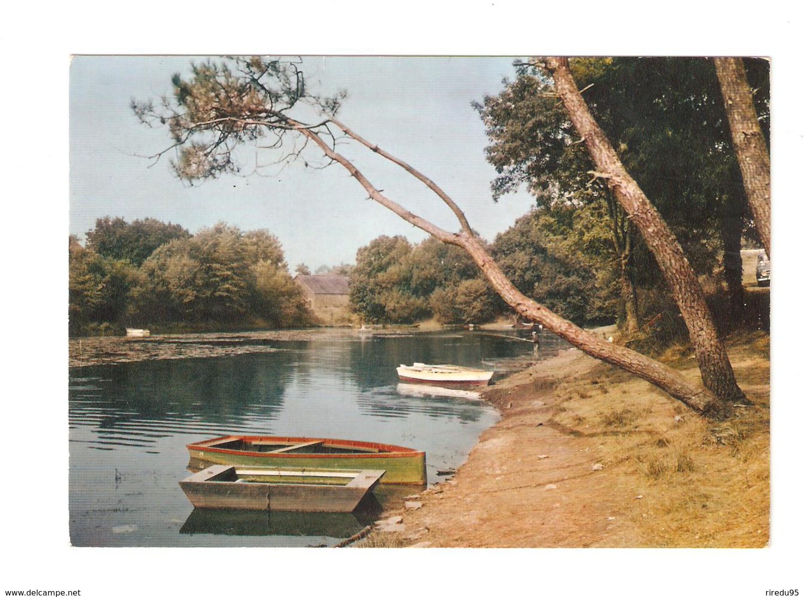 CP - 44- MOISDON LA RIVIERE -  L ETANG DE LA FORGE  ET BATEAUX AU BORD DE LA BERGE -  4 L Renault à Droite De La Photo.. - Moisdon La Riviere