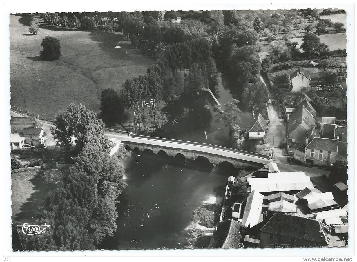 CPSM LA TRIMOUILLE, VUE AERIENNE SUR LE PONT SUR LA BENAISE, FETE FORAINE ? MARCHE ?  VIENNE 86 - La Trimouille