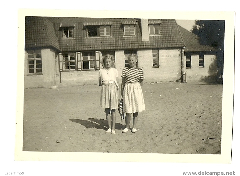 COXYDE 1947 PHOTO DE 2 JEUNES FILLES DEVANT LE LYS ROUGE - Lugares