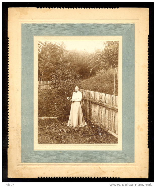 Woman In Yard, Near Graz? / Cardboard Dimension Cca 19x23 Cm, Photo Dimension 10.7x14 Cm / 2 Scans - Anciennes (Av. 1900)