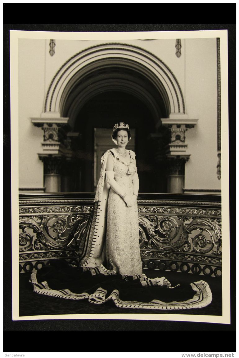 QEII PHOTOGRAPH C. 1960s Glossy Black &amp; White Photograph Of Her Majesty In A Full Length Pose In Robes,... - Autres & Non Classés