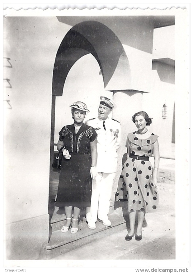 MILITAIRE DE LA MARINE GRADE ET MEDAILLE  ET DEUX FEMMES  14 JUILLET 1952 8,5x6cm - Krieg, Militär