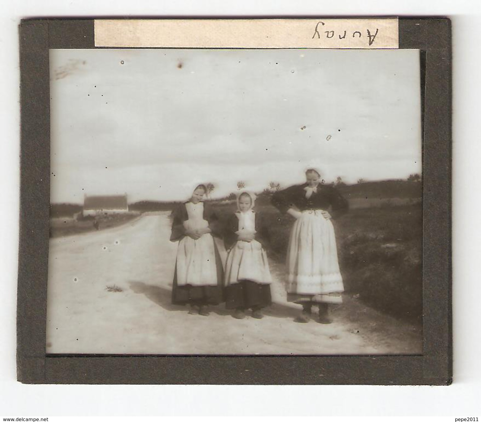 AURAY , Morbillan 56 , Photographie (positif) Sur Plaque De Verre, 3 Jeunes Filles Sur Une Route, Maison En Arrière Plan - Glasplaten