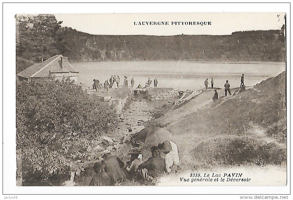 Le Lac PAVIN  (cpa 63)  Vue Générale Et Le Déversoir  -   - L 1 - Autres & Non Classés