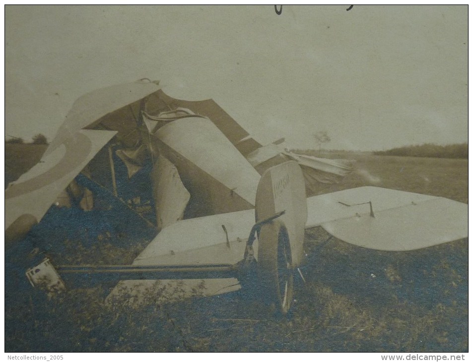 AVION NIEUPORT ACCIDENT DU 26 JUIN 1919 - 2 CARTES PHOTOS DE L'AVION SUR L´AERODROME D´AVORD 18 CHER ARCHIVE RENTRE(S) - Accidents