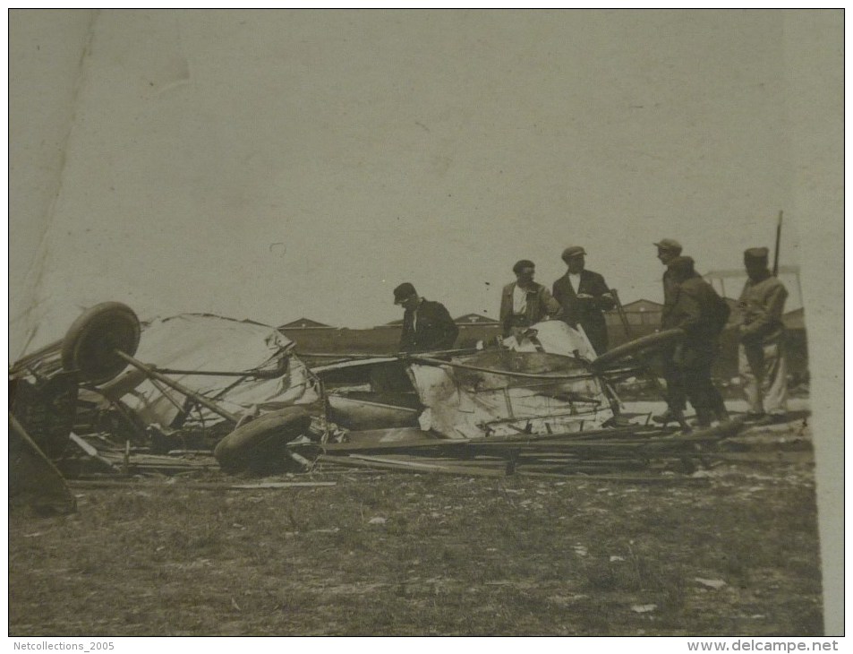 AVION ACCIDENTE CRASH -05- CARTE PHOTO D´AVION SUR L´AERODROME D´AVORD 18 CHER ARCHIVE RENTRE(S) - Accidents