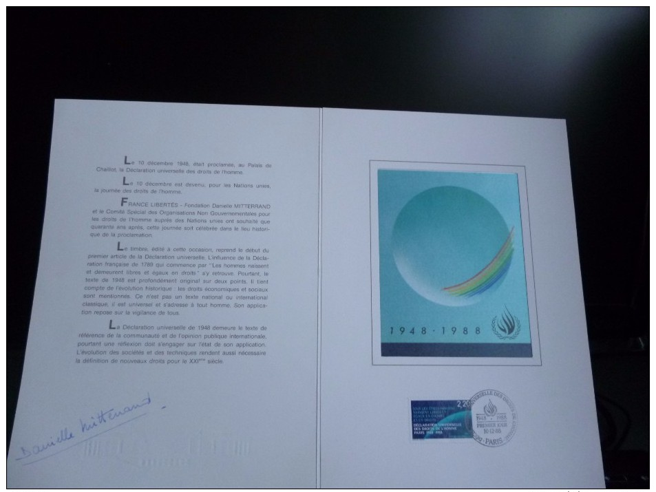 AUTOGRAPHE DE DANIELLE MITTERAND SUR DOCUMENT DECLARATION DES DROITS DE L'HOMME 1ER JOUR - Lettres & Documents