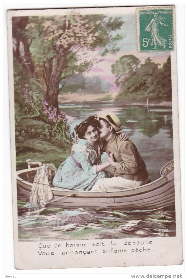 Couple D´amoureux S'embrassant Dans Une Barque.  Photo D´Art. - E O K Paris - Couples