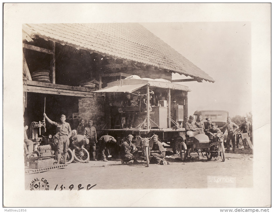 Grande Photo Juin 1918 FONTAINE - Soldats Américains De La 307ème "Machine Shop Truck Unit" Dans Un Château (A155, Ww1) - Fontaine