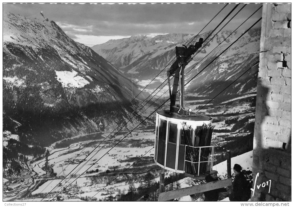 74-LES HOUCHES- LE TELEFERIQUE A L´ARRIVEE A BELLEVUE, ET LA VALLEE DE CHAMONIX - Les Houches