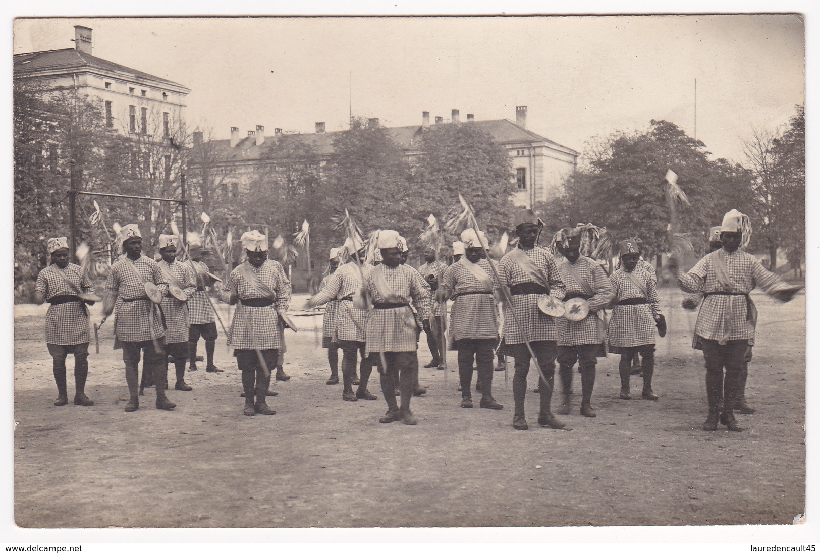 CARTE PHOTO - STRASBOURG 6 ème Régiment D' Infanterie Coloniale Danseurs Malgaches 1920  (67/9) 1 Scan - Strasbourg