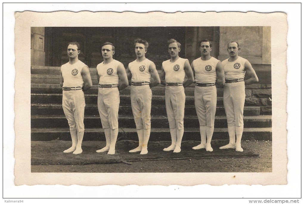 GROUPE  DE  6  GYMNASTES  ( Vers 1920 Gymnastique Masculine Militaire ? ) à Situer... /  CARTE-PHOTO , Tirage Argentique - Ginnastica