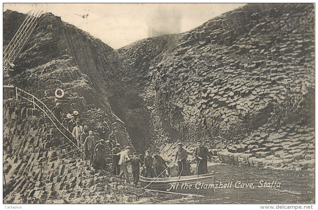 STAFFA AT THE CLAMSHELL CAVE ECOSSE ROYAUME UNI SCOTLAND UNITED KINGDOM - Angus