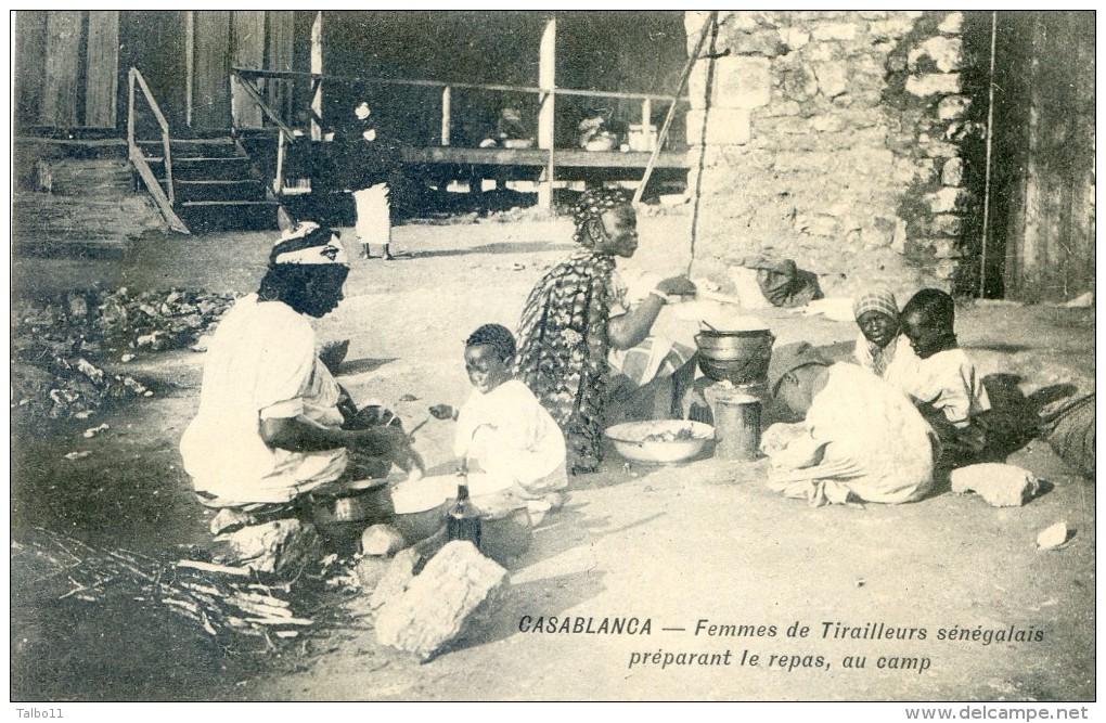 Mitaria -  Casablanca - Femmes De Tirailleurs Sénégalais Préparant Le Repas  Au Camp - Casablanca