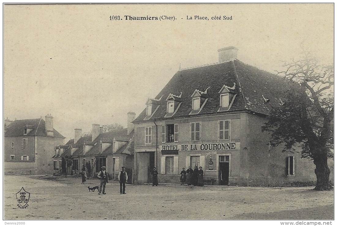 1093- THAUMIERS - La Place, Coté Sud - Ed. Sigle En Bas à Gauche  - Hôtel De La Couronne - Thaumiers