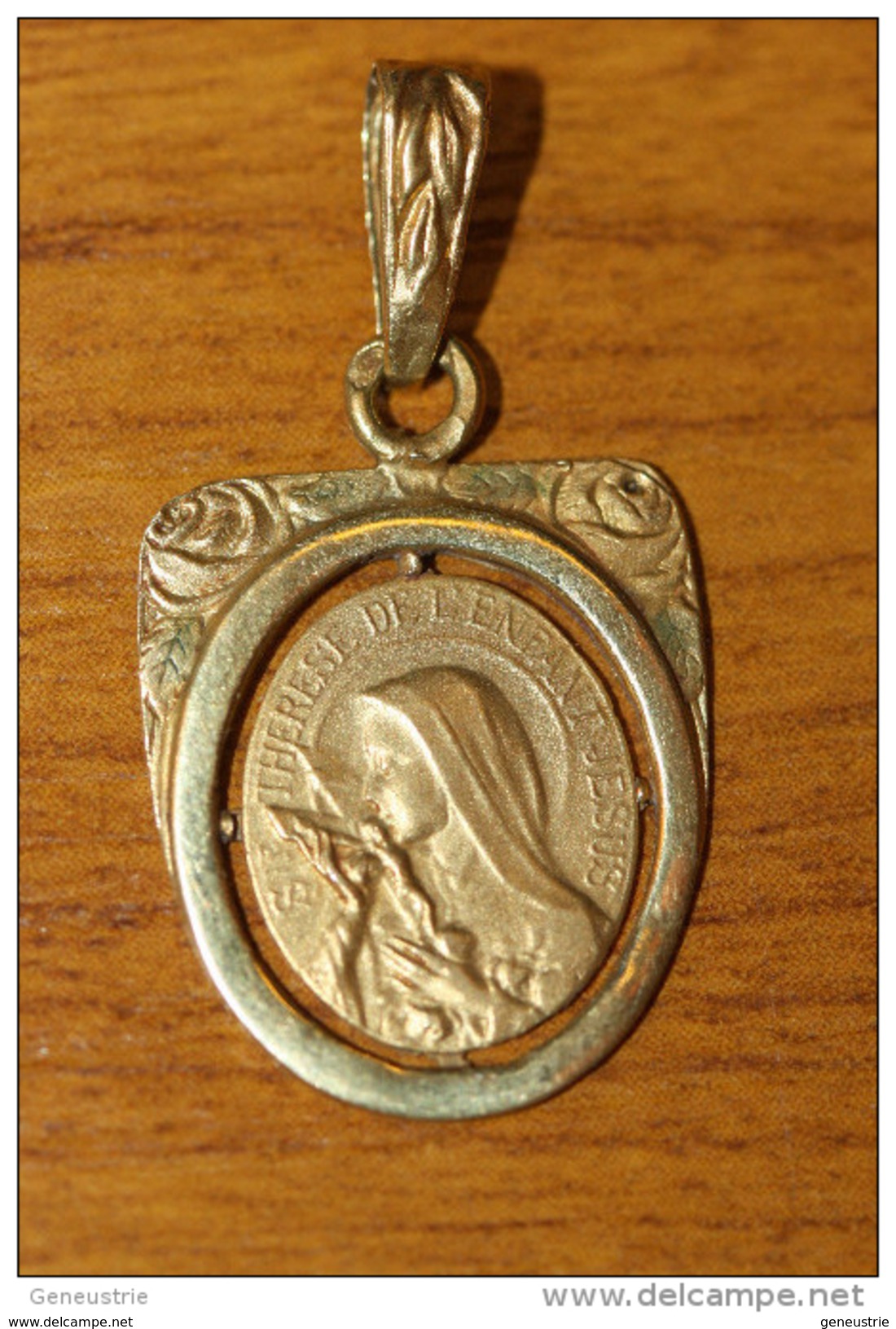 Belle Médaille Religieuse Pendentif Art Déco Or 750 "Sainte Thérèse De L´Enfant Jésus - Lisieux" Gold Religious Medal - Religion & Esotérisme