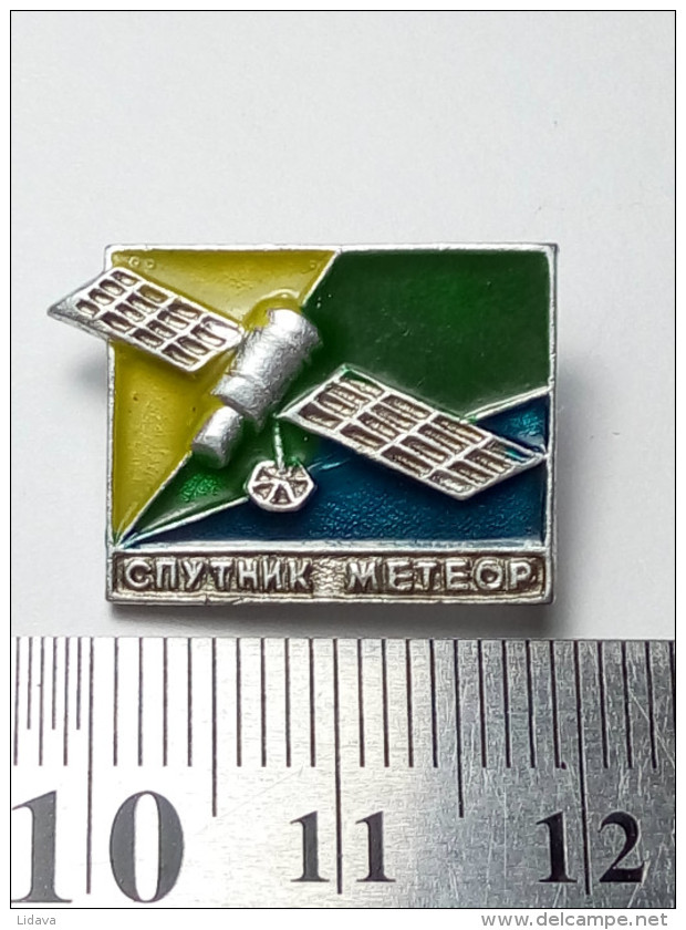 Weather Satellite Sputnik Meteor-M No.1 Soviet Union Metal Badge Pin USSR Space - Space