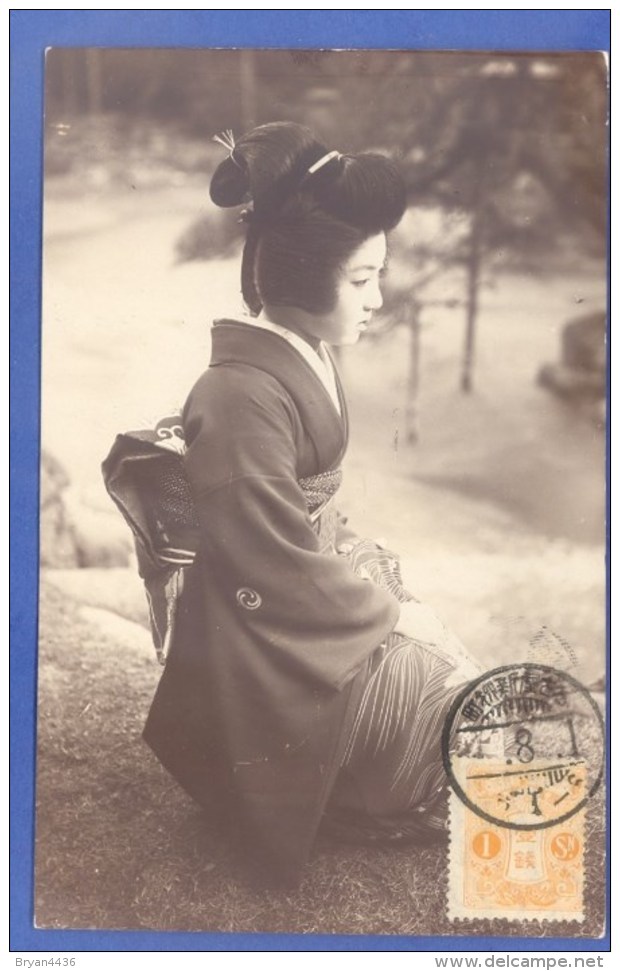 CARTE PHOTO - JAPON -  GEISHA - EN EXTERIEUR - CARTE ETHNIQUE - Cartonnage épais. - Asien