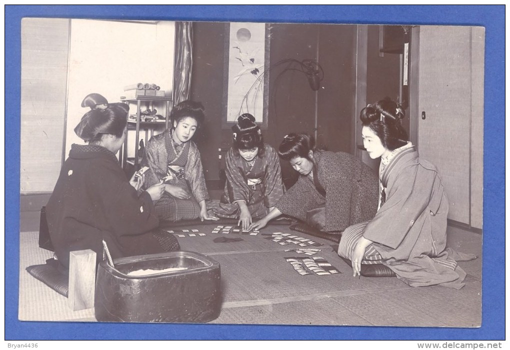 CARTE PHOTO - JAPON -  GEISHA - GEISHAS JOUANT AUX CARTES TENUE DE PLAGE - CARTE ETHNIQUE - Cartonnage épais. - Asia