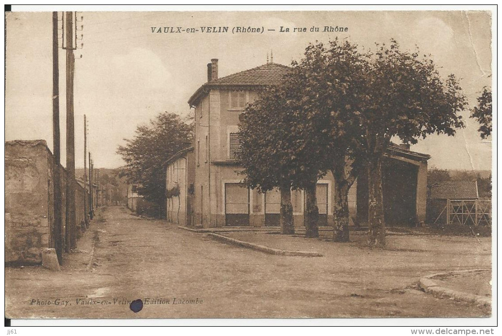 VAUX EN VELIN LA RUE DU RHONE CPA LEGER PETIT PLI EN HAUT A DROITE - Vaux-en-Velin